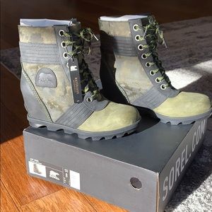 Sorel Lexie wedge in hunter green camo
